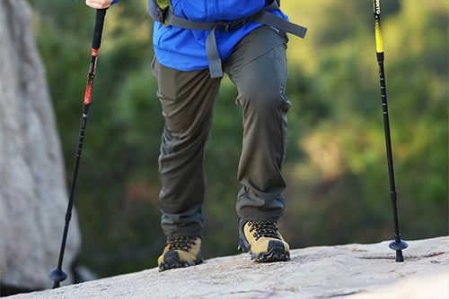 碳纤维登山杖比铝合金登山杖好吗？